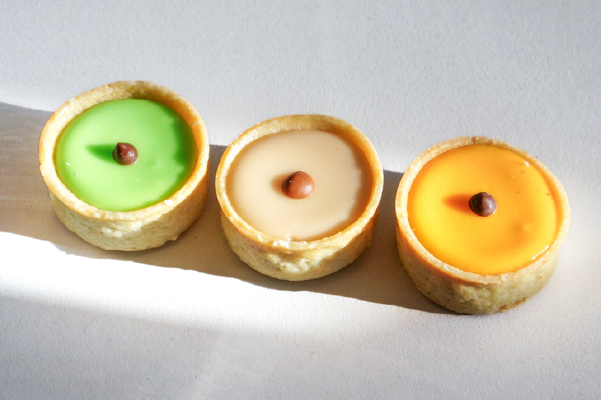 trois caracs de couleurs différentes, carac