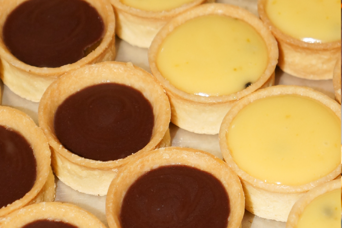 carac, fonds de tarts avec du chocolat et un glaçage jaune